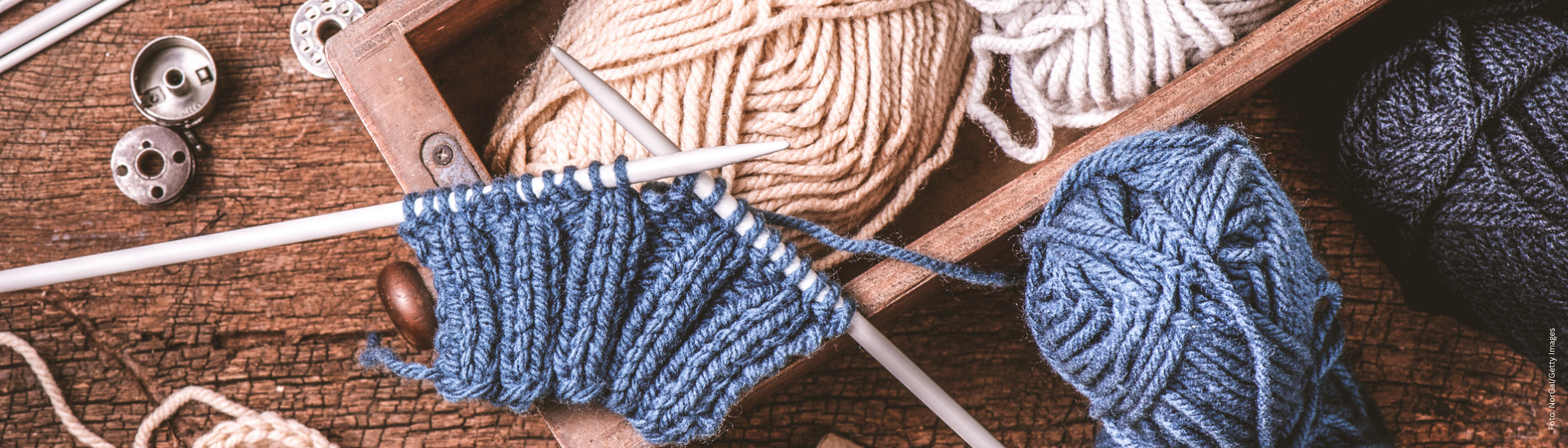 Wolle und Stricknadeln