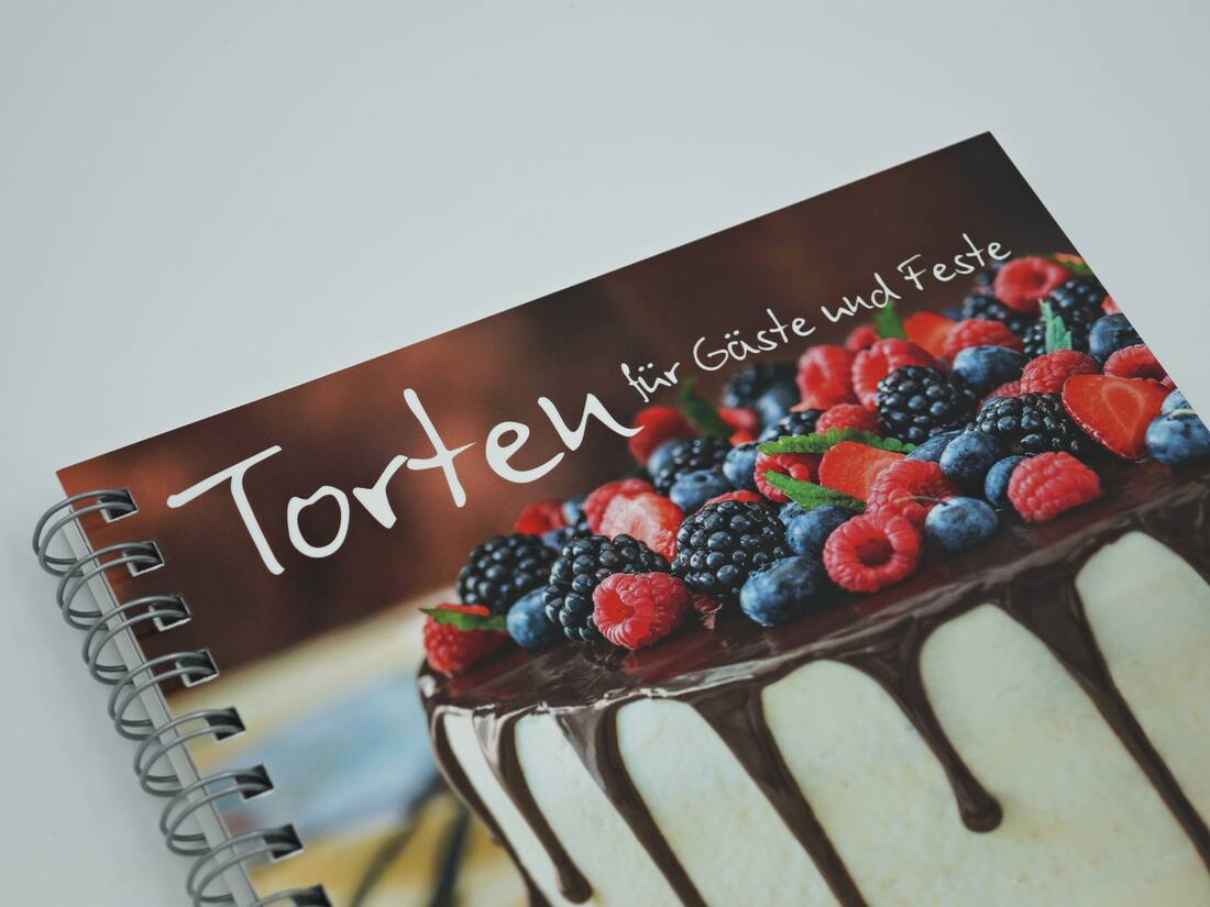 Torten für Gäste und Feste von Landwirtschaftsverlag GmbH, Spiralbindung, braunes Rezeptbuch mit Beerenmotiv