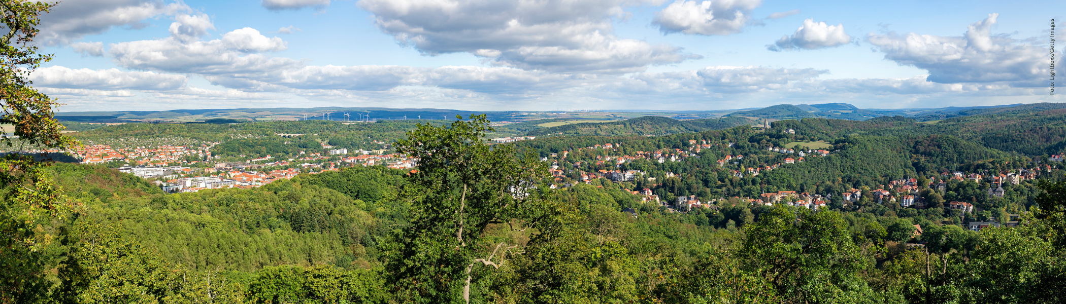 Blick über Hügel und Dörfer