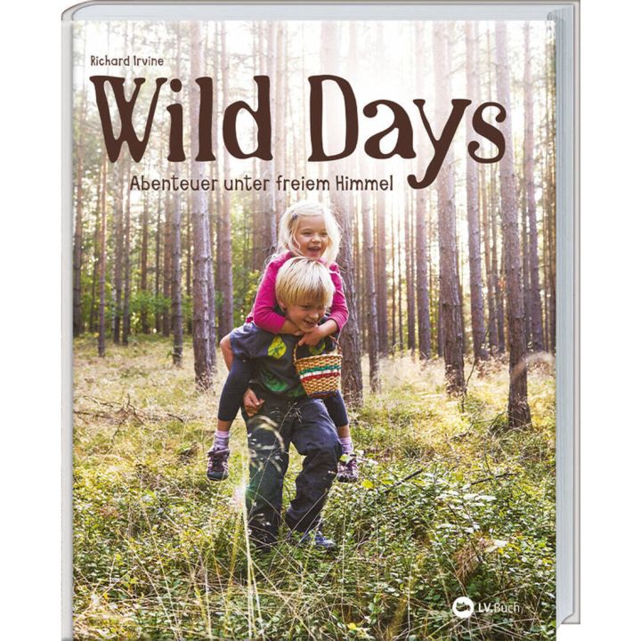 Buchcover mit dem Titel „Wild Days – Abenteuer unter freiem Himmel“ von Richard Irvine; zeigt zwei Kinder im Wald, eines trägt das andere huckepack, Sonnenlicht scheint durch die Bäume; unten rechts Logo des Verlags LV.Buch.
