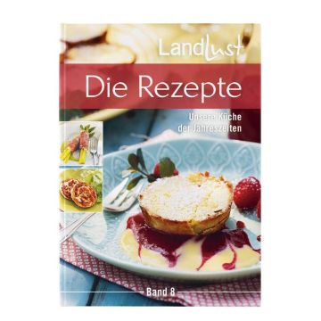 Kochbuchcover „Landlust: Die Rezepte, Unsere Küche der Jahreszeiten, Band 8“. Abgebildet ist ein Dessert auf einem blauen Teller mit Himbeeren und Soße. Kleine Bilder von Speisen, darunter Spargel im Schinkenmantel und herzhaft gefüllte Brötchen, sind ebe