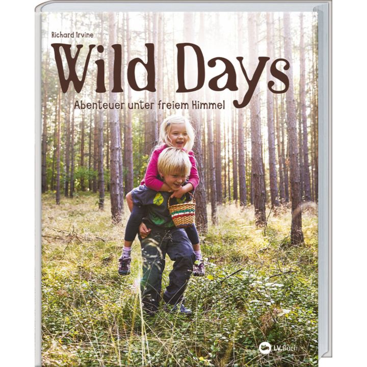 Buchcover mit dem Titel „Wild Days – Abenteuer unter freiem Himmel“ von Richard Irvine; zeigt zwei Kinder im Wald, eines trägt das andere huckepack, Sonnenlicht scheint durch die Bäume; unten rechts Logo des Verlags LV.Buch.