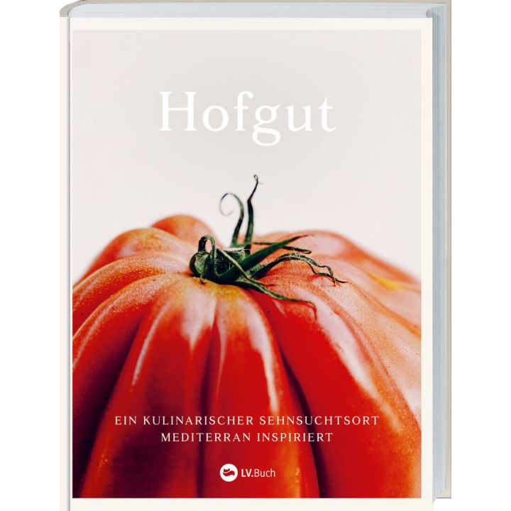 Das Buchcover zeigt in Nahaufnahme eine rote Tomate mit grünem Stil. Der Buchtitel "Hofgut" steht oben, darunter der Untertitel "Ein kulinarischer Sehnsuchtsort mediterran inspiriert". Ein Logo mit dem Text "LV.Buch" ist unten zentriert.