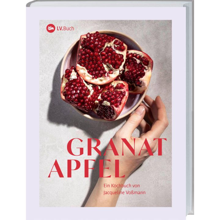 Buchcover mit Titel "Granatapfel" in roter Schrift. Eine Hand hält eine Schale mit geschnittenen Granatäpfeln. Oben links das Logo "LV.Buch". Autorin: Jacqueline Voßmann.