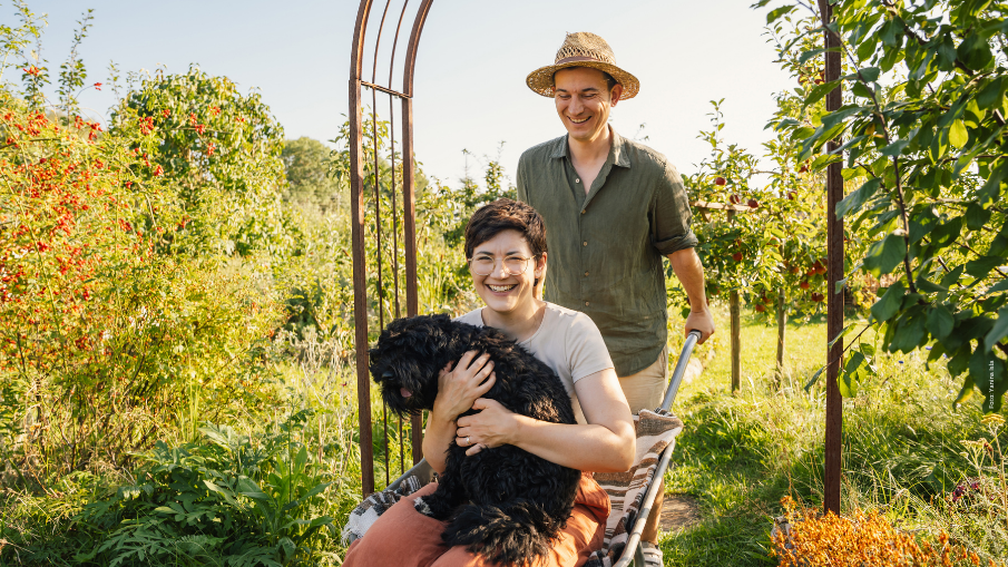 Deborah und Florian Hucht in ihrem Garten; ein Bild aus dem Buch "Hochbeet - Jetzt durchstarten".