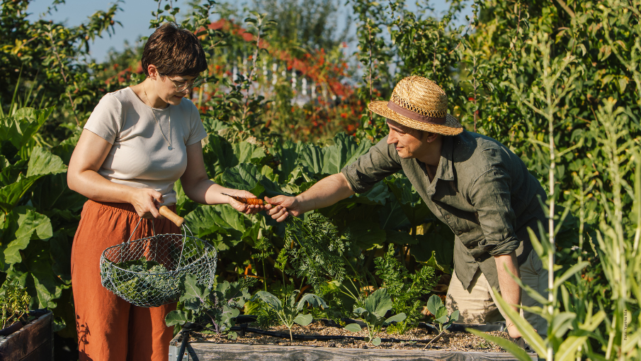 Deborah und Florian Hucht in ihrem Garten; ein Bild aus dem Buch "Hochbeet - Jetzt durchstarten".